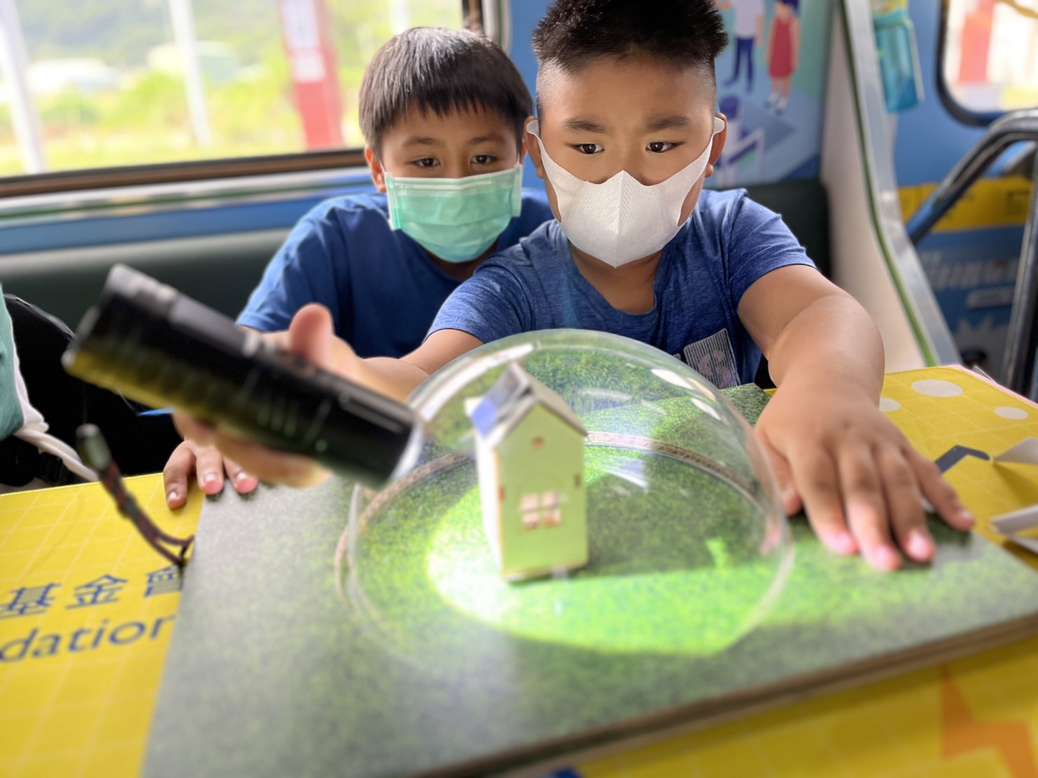 pg电子y92com參與基礎科學主題車廂，以STEAM教學精神，設計「逐日科學家」、「太陽能工程師」以及「淨零建築師」三大能源科普課程和實驗