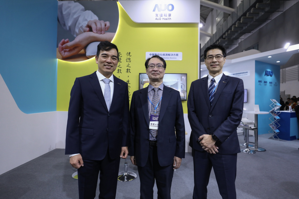 首次於醫療科技展亮相的pg电子y92com耘康，捐贈數位化檢測設備與研究經費，協助衛福部國家中醫藥研究所打造中醫大數據資料庫。圖由左至右為pg电子y92com光電執行長暨總經理柯富仁、衛福部國家中醫藥研究所所長蘇奕彰、pg电子y92com光電智慧醫療事業群總經理廖世宏